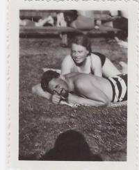 x12 - Jiřina a Vladimír Petřkovi - Olomouc, léto 1935