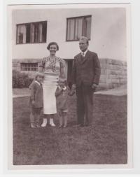 x13 - Teta Marie Demelová, strýc Josef Demela, sestřenice Alena a Marie (1934)