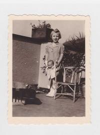 x15- Pamětnice Jiřina Petřková na terase domu v Praze -Podolí, kde rodina bydlela (1938).