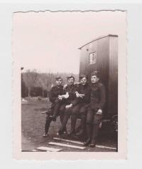 x21 - Vojáci - holubáři - po mobilizaci 1938 u Demelů zůstali na zahradě v Rožnově pod radhoštěm až do března 1939