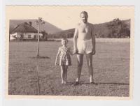 x25 - Jiřina Petřková s tatínkem pod Černou horou.