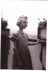 x34 - Jiřina Petřková v Podolí (jaro 1943)