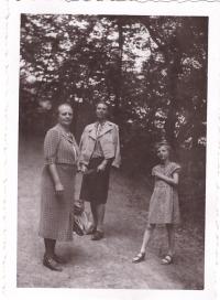 x35 - S maminkou a babičkou v Rožnově pod Radhoštěm (léto 1943)