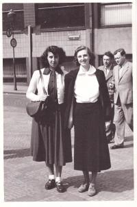 x39 -J. Petřková s M. Bradičovou (vlevo), tatínkovou žačkou z hodin náboženství (1952)