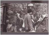 x49 - Jiřina Juláková (vpravo) si prohlíží výstavu na schodech z Albertova k Apolináři – studenti lékařské fakulty reagují na současné dění (Praha - říjen 1986, foto Dagmar Hochová)