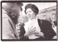 x53 - Jiřina Juláková (vpravo) se zúčastnila protestů proti zástavbě u Vltavy – záměr Ekotransmoravia a.s. (Praha, duben 1991, foto Dagmar Hochová )