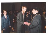 x55 - Syn Jiřiny Julákové Tomáš promoval na Lékařské fakultě UK Praha v červnu 1991 - Karolinum