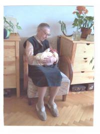 Jiřina Petřeková - Reinlová - widow of Vladimír Petřek and mother of witness treats his great-granddaughter (2003)