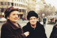 L.Š. a herečka Vlasta Chramostová, pokládání kytice k pomníku sv. Václava - Václavské náměstí – Palachův týden. Následovalo zatčení a podmínečné odsouzení