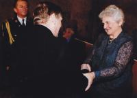 Pražský hrad, Václav Havel předává 28. října 2001 vyznamenání (Zásluhy o ČR 1. stupně)