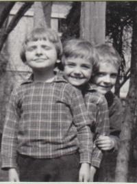  Děti Libuše a Věňka Šilhánových, zleva: Dvojčata Jitka a Kateřina a jejich bratr Věněk