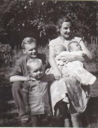  Libuše s manželem Věňkem a jejich dětmi Věnkěm, Jitkou a Kateřinou,