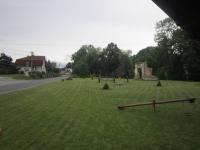 Bývalé hospodářství rodiny Matouškových, které při povodních v roce 2009 strhla voda (v pozadí dům Vlastimíra Zamastila)