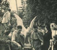 Znovuinstalování symbolu Sokola v Přešticích, květen 1945