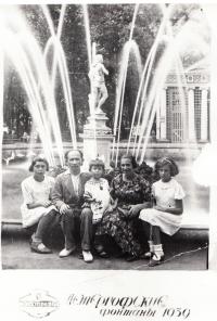 Rodina před válkou - sestřenice, otec Samuil Želeněc, Inna, matka Galina, sestra Tamara