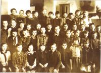 1945 - III. třída  Inna 4. zleva nahoře