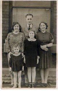 Rodina Radclifova s kterou jsme žily. Jejich dceru vedle otce poslali k babičce, aby na nás měli místo. Vpředu stojím já s mojí sestrou Evou.