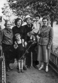 S rodinou, rok 1958