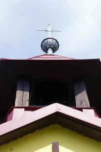 Kaplička se zvoničkou v Písečné u Jablunkova: detail zvonice