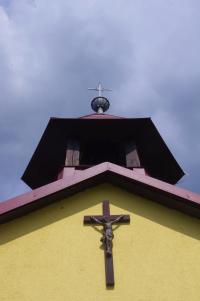 Kaplička se zvoničkou v Písečné u Jablunkova: detail křížku nad vstupem