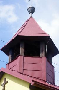 Kaplička se zvoničkou v Písečné u Jablunkova: detail zvonice