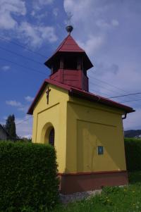 Kaplička se zvoničkou v Písečné u Jablunkova: pohled z boku