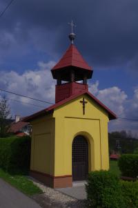 Kaplička se zvoničkou v Písečné u Jablunkova: celkový pohled