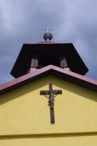 Kaplička se zvoničkou v Písečné u Jablunkova: detail křížku nad vstupem