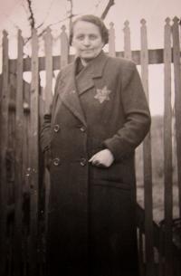 Babička Olga Eislerová těsně před transportem do Terezína