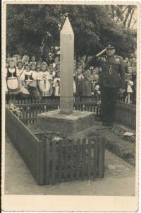 Generál Přikryl při odhalení památníku vojínům Rudé armády v Lipníku (1947)