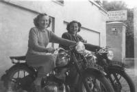 S přítelkyní na vlastních motorkách