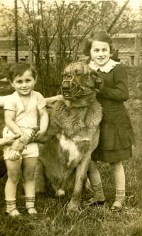 S bratrem Karlem (30. léta)