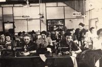 V Seredi 1943/1944. Maminka Alžběta Langová uprostřed.