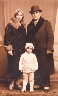 Rodiče Alžběta a Vojtěch Langovi se sestrou Lydií (1932/33)