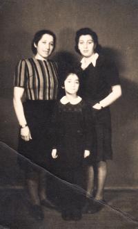 Maminka, sestra Lydie, vepředu Miriam, 1945