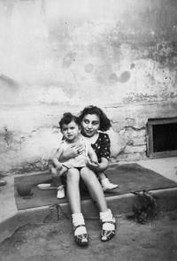 Miriam se sestrou Lydií, cca 1942