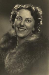 Lily Fischer, 1949