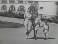 matka Igora Pleskota s ním a jeho sestrou