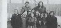Děti ve Svatobořicích (mezi nimi Igorova sestra)