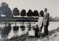 V Uherském Hradišti u řeky Moravy, Eva s manželem a oběma syny, 60. léta
