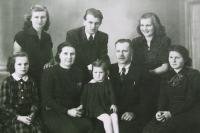Rodinné foto Lukášových (zleva nahoře: Věra, Jan, Marie, rodiče, zleva dole: Lydie, Olinka, Eva), 