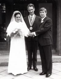 Vojtěch Šimek oddávající