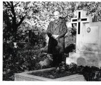 Tibor Pákh at the Rákoskeresztúri Cemetery, 1986