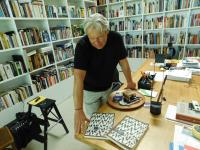 Pavel Jungmann ve své domácí knihovně se samizdaty Magazín SPUSA