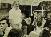 Akce Společnosti přátel USA k výročí dne nezávislosti 4. července 1988 na lodi Napajedla. Vlevo dole Petr Bartoš, stojící Václav Vaculík.