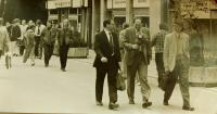 Vpředu  Stanislav Devátý po soudu v Gottwaldově v srpnu 1989, který ho odsoudil na dvacet měsíců. V pozadí Vladimír Trlida, Pavel Jungmann, Miroslav Janalík a Milan Špička