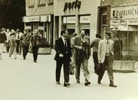 Vpředu  Stanislav Devátý po soudu v Gottwaldově v srpnu 1989, který ho odsoudil na dvacet měsíců. V pozadí Vladimír Trlida, Pavel Jungmann, Miroslav Janalík a Milan Špička