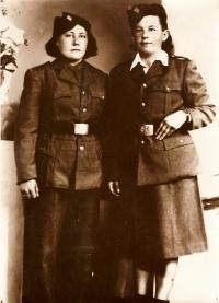 Žofie Popovičová vpravo, Bánská Bystrice, červen 1945