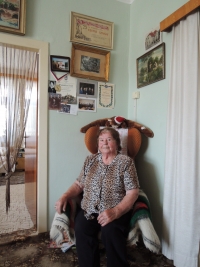 Žofie Popovičová ve svém domě v Dolních Dunajovicích, červen 2013