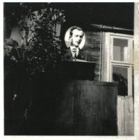 Pamětník pronáší projev k úmrtí Gottwalda, 1953